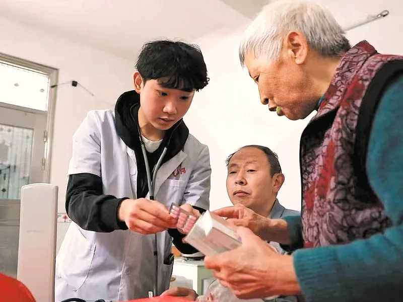 乡镇公卫体检现场：医生为老人讲解检测结果