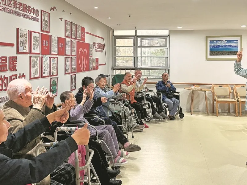 康养机构活动室：护理员陪伴老人做健康活动